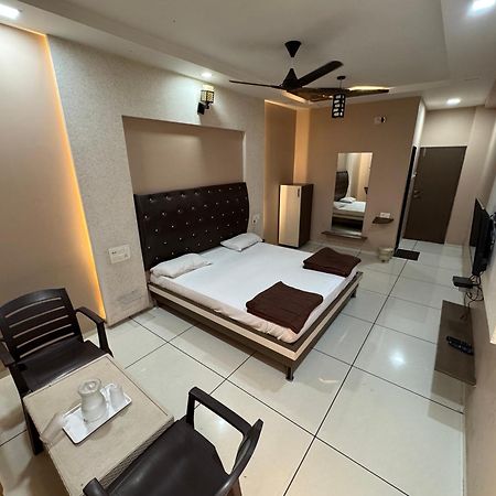 Hotel Bluediamond Bardoli Екстериор снимка