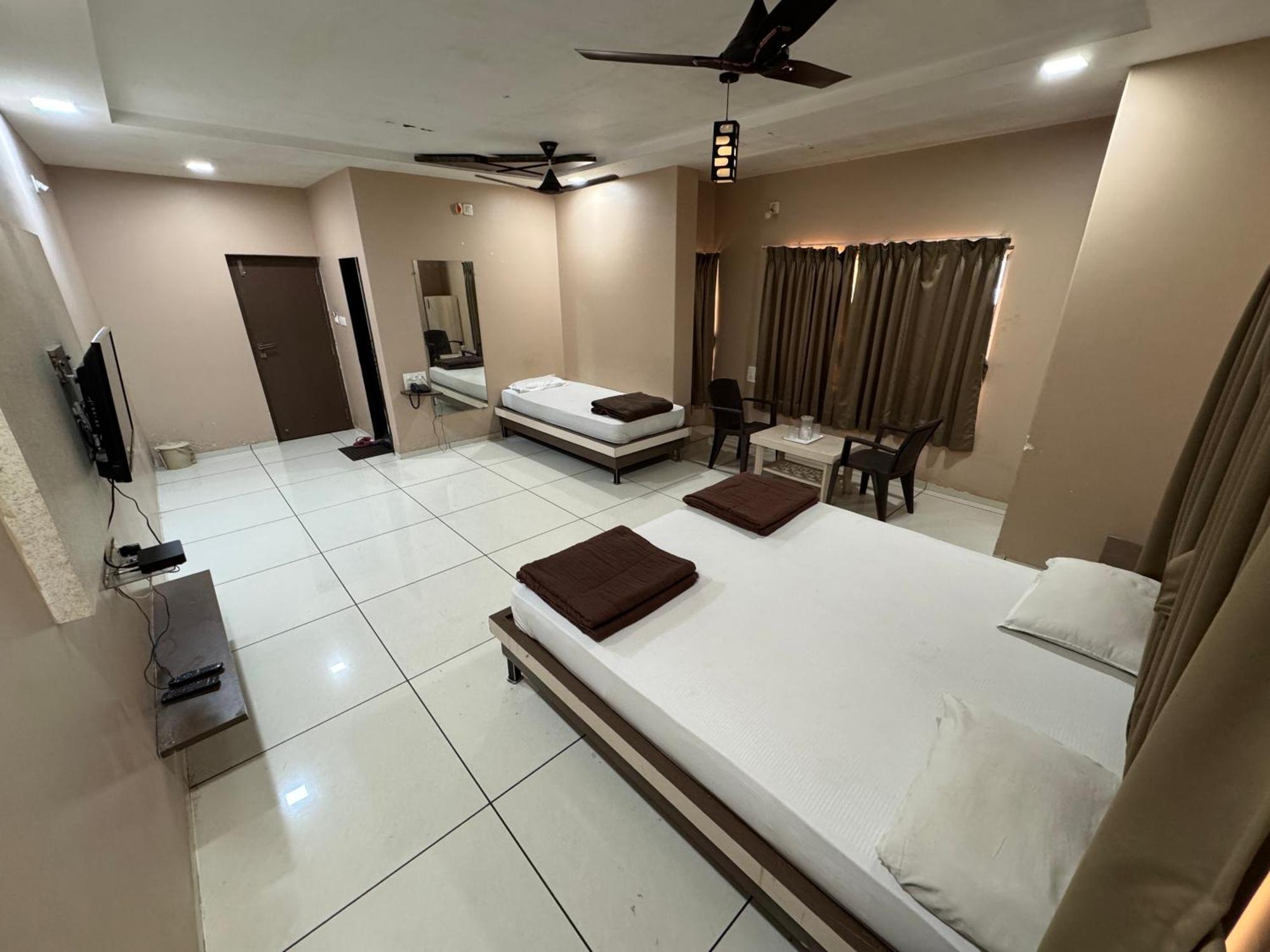 Hotel Bluediamond Bardoli Екстериор снимка
