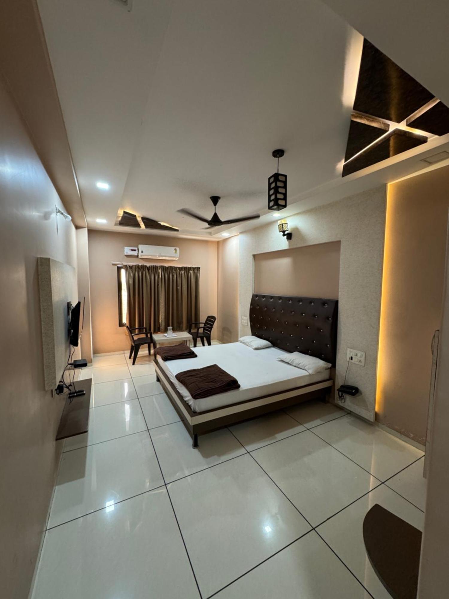Hotel Bluediamond Bardoli Екстериор снимка
